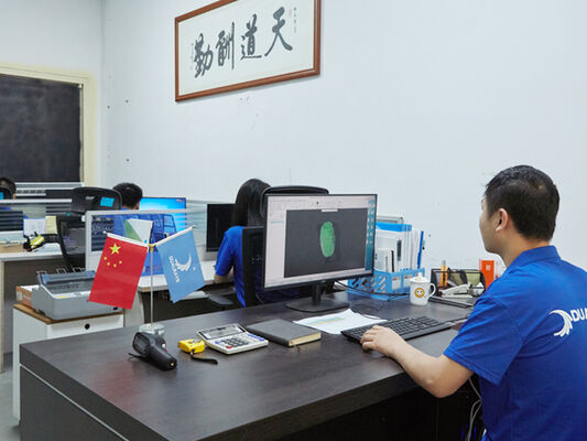 مصباح D4 LED مقاوم للرطوبة 160LPW مع جاهز 4 حالة طوارئ 4W@3HRS وصلة وتشغيل سهلة الصيانة مناسبة لموقف السيارات المرآب والإضاءة