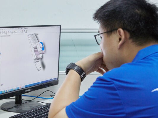 مصباح D4 LED مقاوم للرطوبة 160LPW مع جاهز 4 حالة طوارئ 4W@3HRS وصلة وتشغيل سهلة الصيانة مناسبة لموقف السيارات المرآب والإضاءة