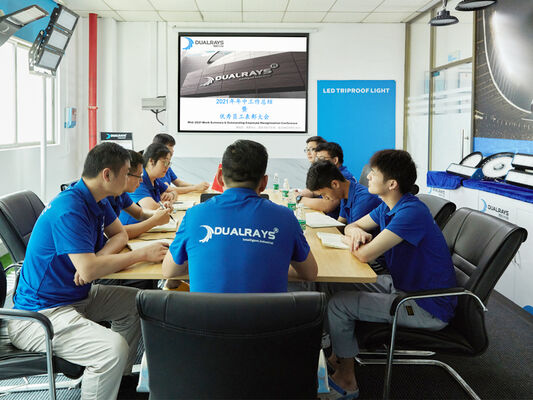 مصباح D4 LED مقاوم للرطوبة 160LPW مع جاهز 4 حالة طوارئ 4W@3HRS وصلة وتشغيل سهلة الصيانة مناسبة لموقف السيارات المرآب والإضاءة