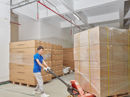 مصباح LED مقاوم للرطوبة D4 مع ما يصل إلى 160 LPW DIP Power/3CCT/تغيير 3 مراحل 1SKU=12SKU صديق لحل مثالي للعديد من التطبيقات مثل مواقف السيارات والمصانع.